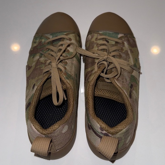 Altama Maritime Assault Low boots in a MultiCam camouflage pattern. Size 9.5W - Picture 7 of 9